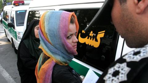 Morality police officer questions Iranian woman (file photo)