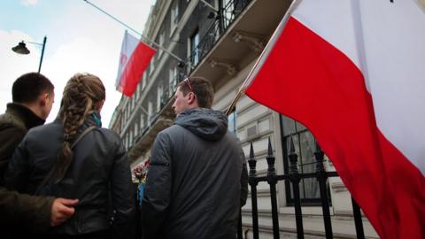 Poles outside London embassy, 11 Apr 2010