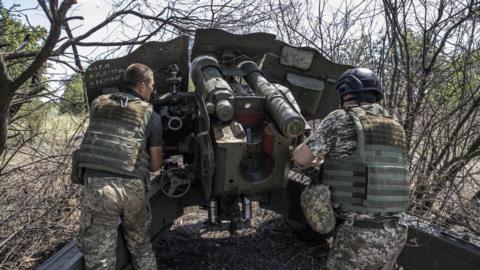 A Ukrainian artillery team near Kherson