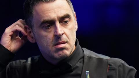 Ronnie O'Sullivan scratches his head