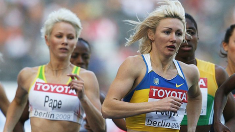 Snapshot from the 2009 World Championships 800m showing Madeleine Pape on the left and Caster Semenya "sandwiched" between two runners.