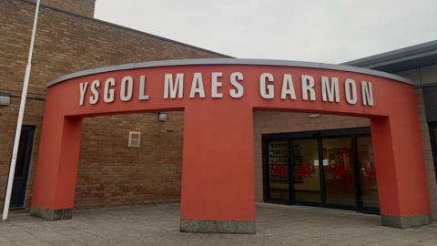 Prif fynedfa Ysgol Maes Garmon