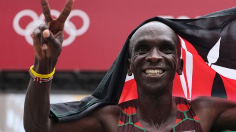 Eliud Kipchoge celebrates winning the marathon at the Tokyo Olympics