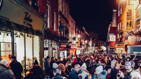 Busy Sadler Gate