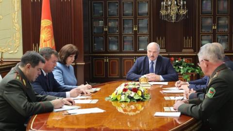 President Lukashenko (C) with top officials, 29 Jul 20