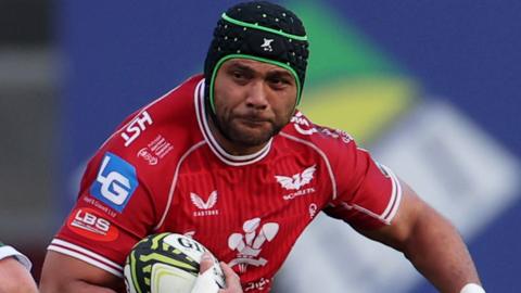 Sione Kalamafoni attacks for Scarlets