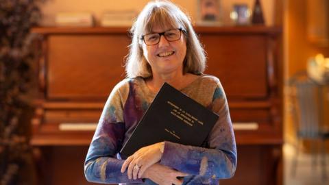 Donna Strickland with the academic paper that launched her career (Waterloo, Canada - 2 October)