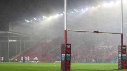 The rain falls at Parc y Scarlets