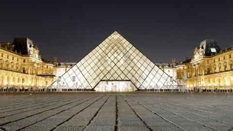 Night-time photograph of the Louvre museum in Paris, France (26 March 2022)
