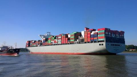 Container ship Manhattan Bridge