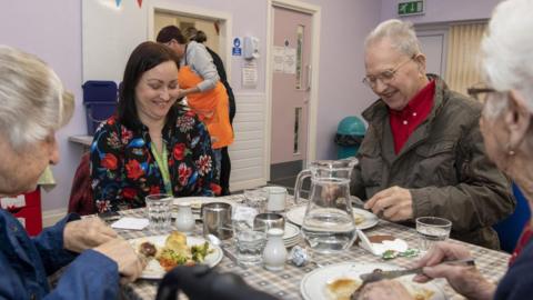 Un o weithgareddau'r Gymdeithas Alzheimer fydd ddim yn digwydd dros dro