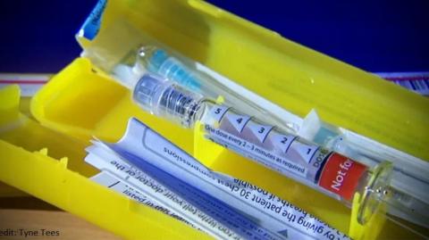 Syringe containing Naloxone