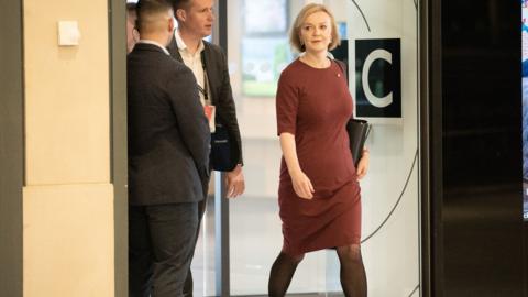 Liz Truss leaves the 鶹Լ studio