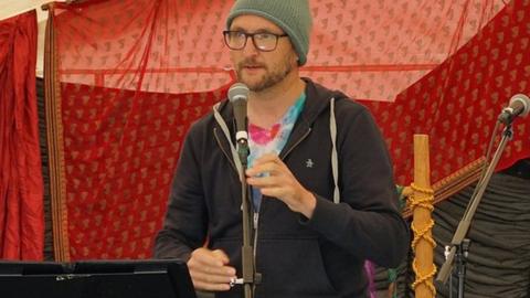 Chris Matthewman performing at the Bardic Picnic