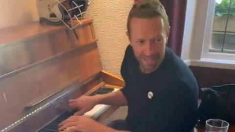 Chris Martin playing in the pub