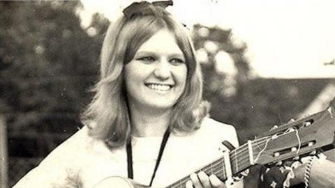 Heather Jones a enillodd Cân i Gymru yn 1972 gyda 'Pan Ddaw'r Dydd'