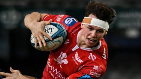 Tom Rogers attacks for Scarlets