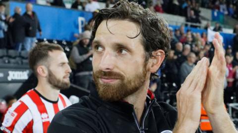 Joe Allen (a Rhys Norrington-Davies)