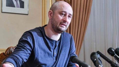 Anti-Kremlin journalist Arkady Babchenko addresses a press conference on May 31, 2018