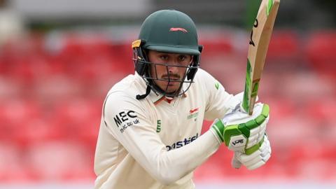 Harry Swindells batting for Leicestershire
