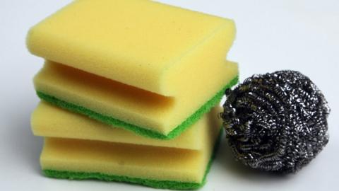 Household cleaning products: sponges and scourer