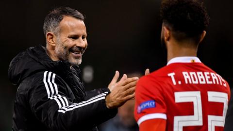 Ryan Giggs a Tyler Roberts