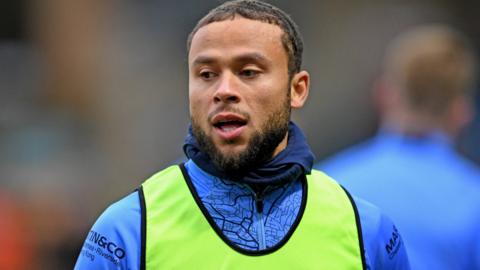 Curtis Thompson warming up for Wycombe