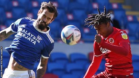 Marlon Pack yn herio Michael Olise