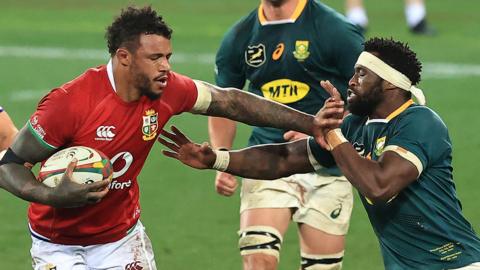 Courtney Lawes holds off Siya Kolisi