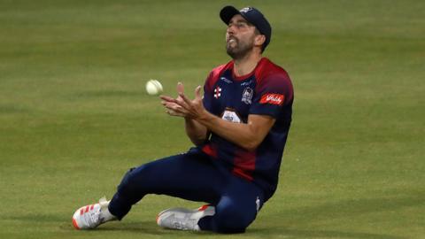 Ben Sanderson of Northamptonshire Steelbacks makes a catch