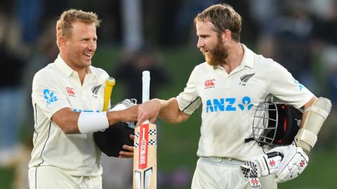 New Zealand players Neil Wagner and Kane Williamson bump fists to celebrate beating Sri Lanka