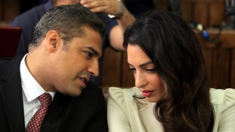 Al-Jazeera journalist Mohamed Fahmy (L) and lawyer Amal Clooney (R) attend a court session, in the Tora prison in Cairo, Egypt, 29 August 2015