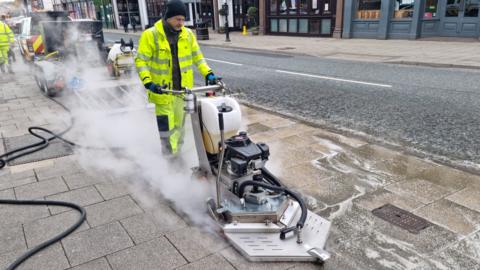 Gum cleaning machine