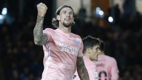 Aden Flint yn dathlu sgorio