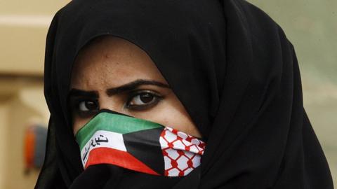 Kuwaiti woman wearing mask with national flag (file photo)