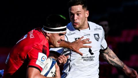 Lyon's Dylan Cretin runs with the ball