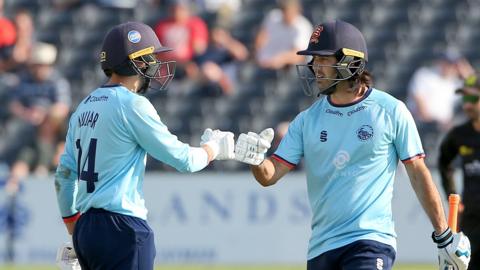 Aron Nijjar (32) and Shane Snater (21)were the Essex matchwinners as they snatched victory over Gloucestershire at Bristol