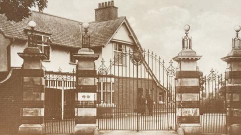 The Welsh Metropolitan War Hospital Lodge and Entrance, date unknown