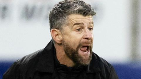 St Mirren manager Stephen Robinson shouts instructions