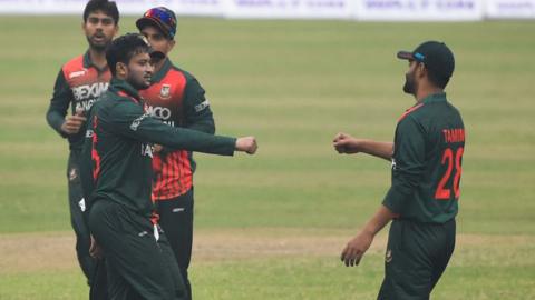 Shakib Al Hasan celebrates with Bangladesh team-mates