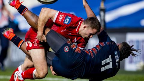 Edinburgh's Eroni Sau is tackled by Scarlets' Tom Prydie