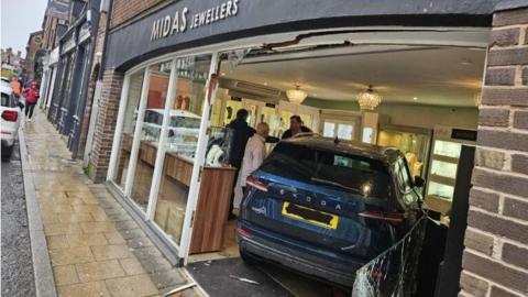A brand new Skoda has crashed into the front of a jewellers shop in Knutsford