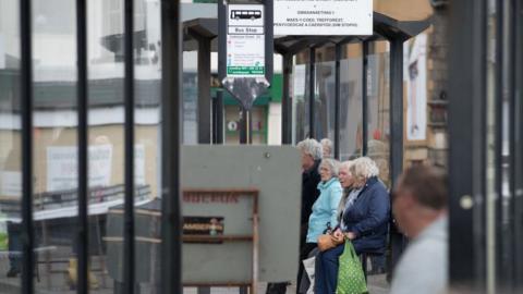 Dywedodd Comisiynydd Pobl Hŷn Cymru ei bod yn poeni am effaith y bwriad y llywodraeth ar rai o'r bobl hŷn mwyaf bregus