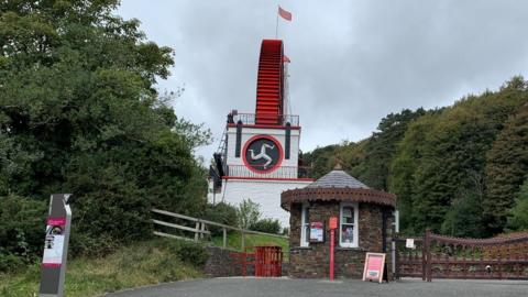 The kiosk in front of the Laxey Wheel