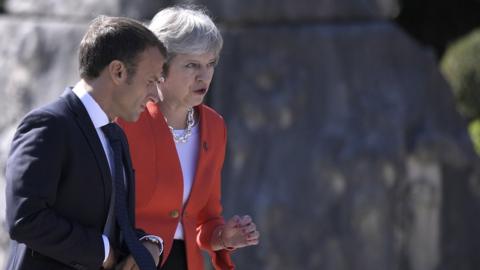 Emmanuel Macron (L) and British Prime Minister Theresa May (R) leave a family picture during the European Union"s (EU) Informal Heads of State Summit in Salzburg, Austria, 20 September 2018