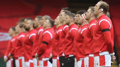 Wales rugby players sing anthem