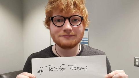 Ed Sheeran holds up the #John for Jasmi poster