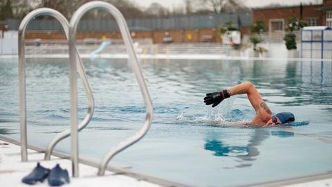 man swims in Parliament hill lido in winter