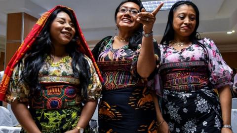 Panama's Guna indigenous women display molas (Guna"s hand made textile) attend a press conference in Panama City, on May 21, 2019