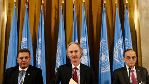 UN special envoy Geir Pederson (C) sits beside Syrian government representative Ahmad Kuzbari (L) and opposition representative Hadi al-Bahra (R) at the opening of the Syrian Constitutional Committee in Geneva (30 October 2019)